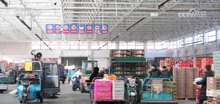 元旦将至消费市场“热气腾腾” 各地“菜篮子”“果盘子”供应丰富