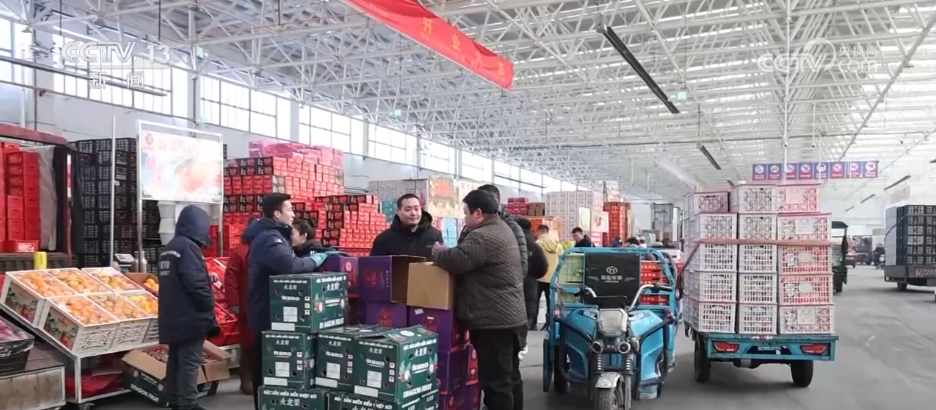 元旦将至消费市场“热气腾腾” 各地“菜篮子”“果盘子”供应丰富
