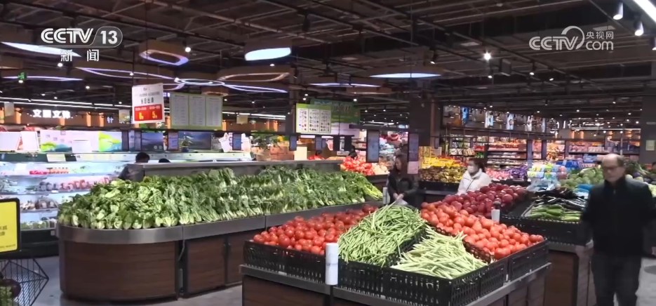 元旦将至消费市场“热气腾腾” 各地“菜篮子”“果盘子”供应丰富