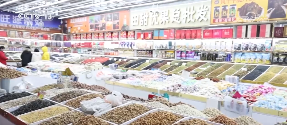 元旦将至消费市场“热气腾腾” 各地“菜篮子”“果盘子”供应丰富